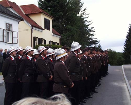 http://www.jormannsdorf.at/ff/bildergalerie/cache/vs_2004%20Feuerwehrhausweihe%20in%20Aschau%20am_aschauffhaus001.jpg