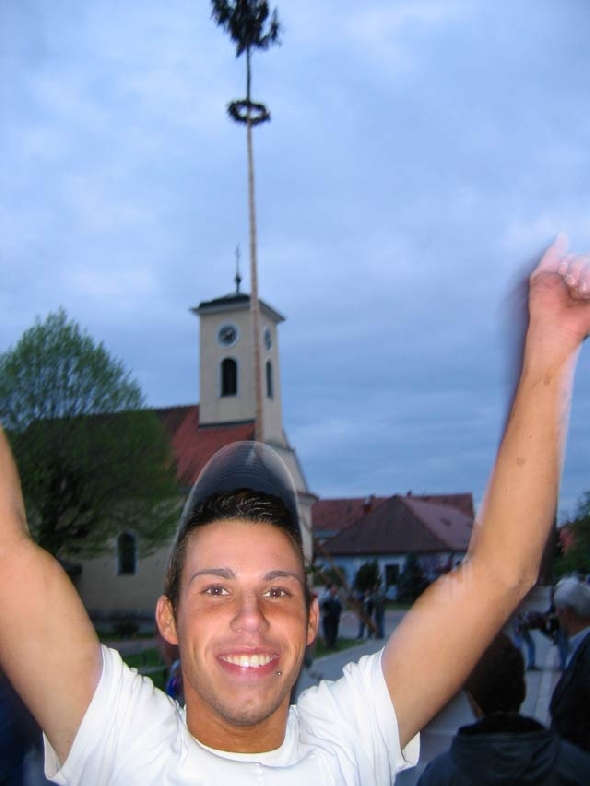 http://www.jormannsdorf.at/ff/bildergalerie/cache/vs_2004%20Maibaumaufstellen_maibaum017.jpg