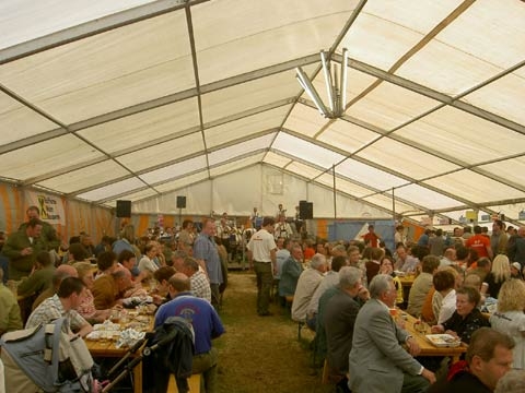 http://www.jormannsdorf.at/ff/bildergalerie/cache/vs_2004%20Pfingsfest%20Aschau_pfingstfest018.jpg