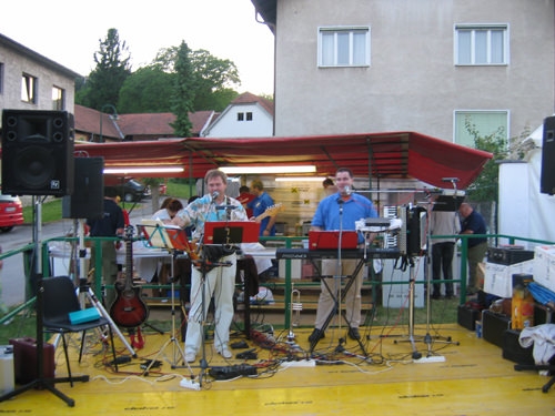 http://www.jormannsdorf.at/ff/bildergalerie/cache/vs_2005%20Daemmerschoppen%20FF%20Jormannsdorf_fest001.jpg