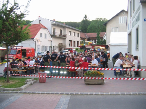 http://www.jormannsdorf.at/ff/bildergalerie/cache/vs_2005%20Daemmerschoppen%20FF%20Jormannsdorf_fest022.jpg