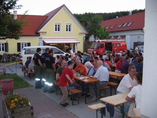 http://www.jormannsdorf.at/ff/bildergalerie/cache/vs_2005%20Daemmerschoppen%20FF%20Jormannsdorf_fest023.jpg