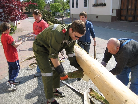 http://www.jormannsdorf.at/ff/bildergalerie/cache/vs_2008_04_26%20Maibaum_CANON%20096.jpg