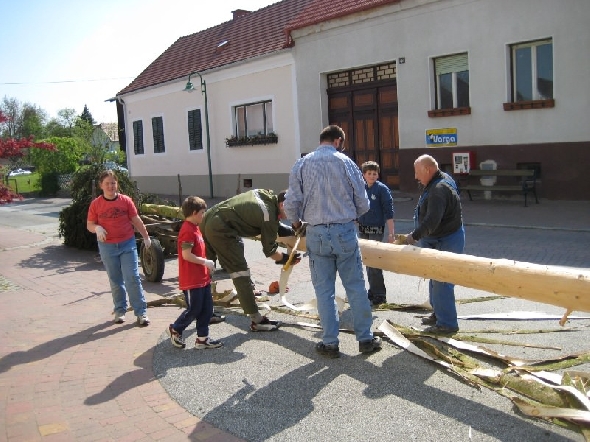 http://www.jormannsdorf.at/ff/bildergalerie/cache/vs_2008_04_26%20Maibaum_CANON%20098.jpg