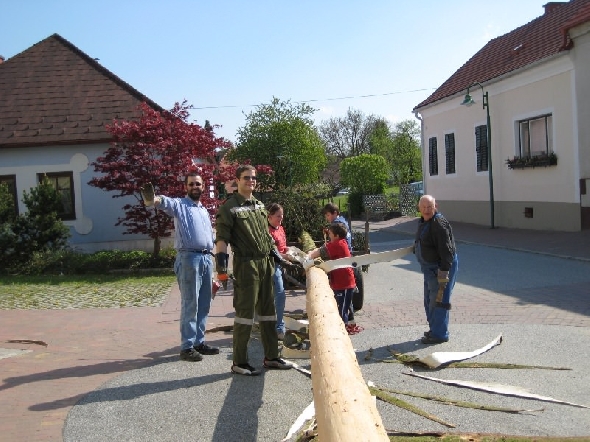 http://www.jormannsdorf.at/ff/bildergalerie/cache/vs_2008_04_26%20Maibaum_CANON%20099.jpg