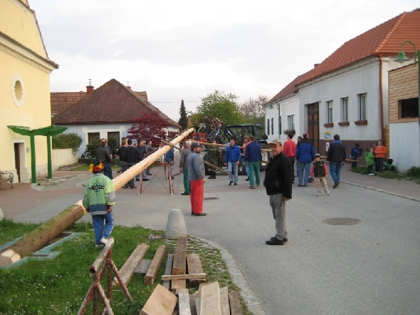 http://www.jormannsdorf.at/ff/bildergalerie/cache/vs_2008_04_26%20Maibaum_CANON%20120.jpg