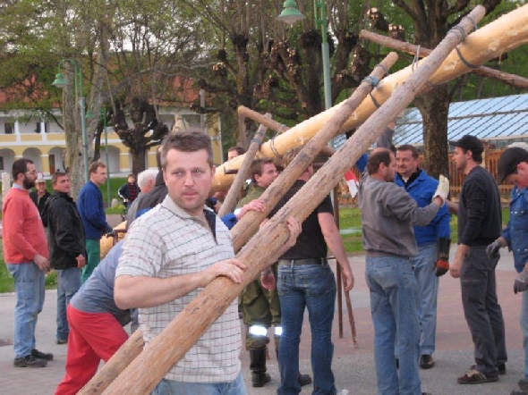 http://www.jormannsdorf.at/ff/bildergalerie/cache/vs_2008_04_26%20Maibaum_CANON%20124.jpg