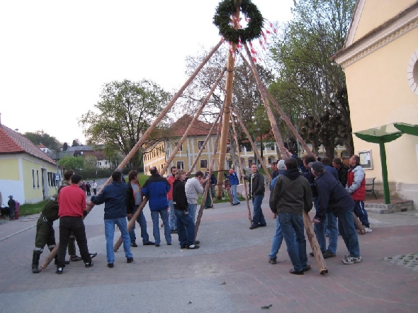 http://www.jormannsdorf.at/ff/bildergalerie/cache/vs_2008_04_26%20Maibaum_CANON%20130.jpg