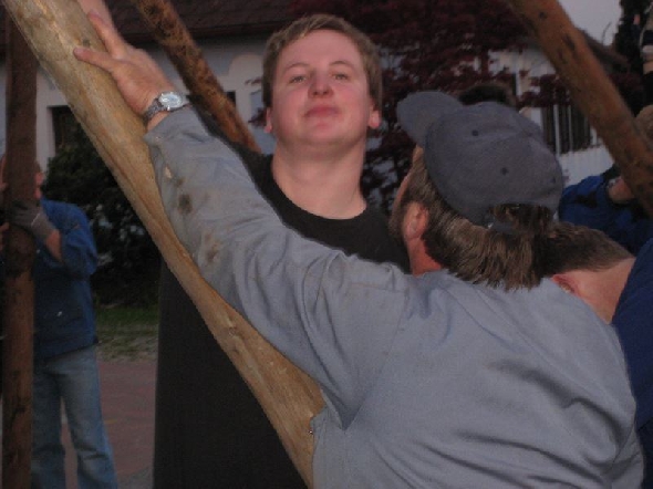 http://www.jormannsdorf.at/ff/bildergalerie/cache/vs_2008_04_26%20Maibaum_CANON%20134.jpg