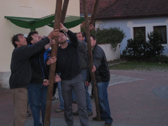 http://www.jormannsdorf.at/ff/bildergalerie/cache/vs_2008_04_26%20Maibaum_CANON%20135.jpg