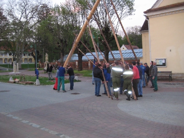 http://www.jormannsdorf.at/ff/bildergalerie/cache/vs_2008_04_26%20Maibaum_CANON%20138.jpg
