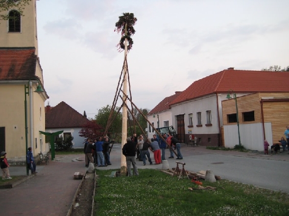 http://www.jormannsdorf.at/ff/bildergalerie/cache/vs_2008_04_26%20Maibaum_CANON%20139.jpg
