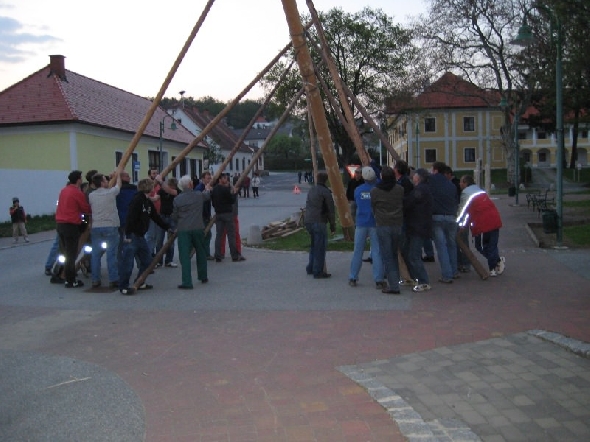 http://www.jormannsdorf.at/ff/bildergalerie/cache/vs_2008_04_26%20Maibaum_CANON%20141.jpg
