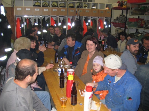 http://www.jormannsdorf.at/ff/bildergalerie/cache/vs_2008_04_26%20Maibaum_CANON%20154.jpg