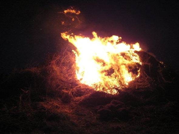 http://www.jormannsdorf.at/ff/bildergalerie/cache/vs_2009_04_11%20Osterfeuer_FF%20146.jpg