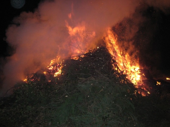 http://www.jormannsdorf.at/ff/bildergalerie/cache/vs_2010_04_03%20Osterfeuer_Photos%20044.jpg
