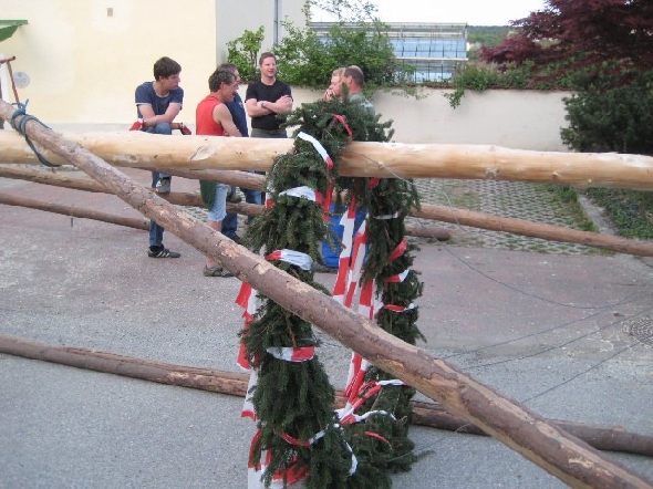 http://www.jormannsdorf.at/ff/bildergalerie/cache/vs_2010_04_30%20Maibaum_IMG_4221.jpg