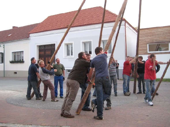 http://www.jormannsdorf.at/ff/bildergalerie/cache/vs_2010_04_30%20Maibaum_IMG_4238.jpg