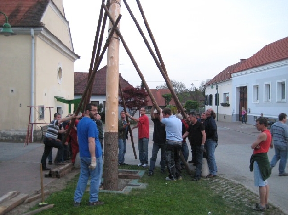 http://www.jormannsdorf.at/ff/bildergalerie/cache/vs_2010_04_30%20Maibaum_IMG_4245.jpg