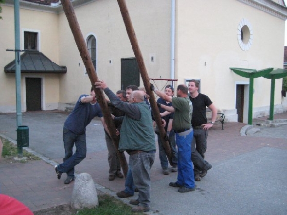 http://www.jormannsdorf.at/ff/bildergalerie/cache/vs_2010_04_30%20Maibaum_IMG_4247.jpg