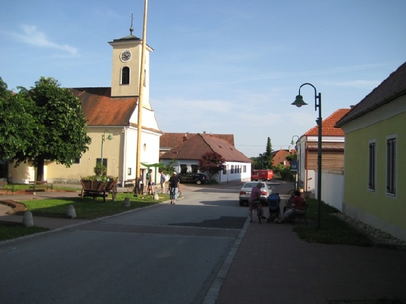 http://www.jormannsdorf.at/ff/bildergalerie/cache/vs_2010_06_11%20Maibaumumschnitt_Photos%20011.jpg