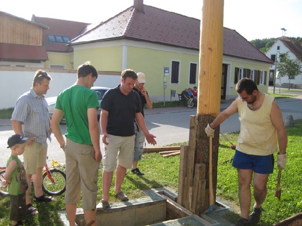 http://www.jormannsdorf.at/ff/bildergalerie/cache/vs_2010_06_11%20Maibaumumschnitt_Photos%20013.jpg