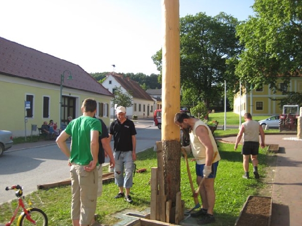 http://www.jormannsdorf.at/ff/bildergalerie/cache/vs_2010_06_11%20Maibaumumschnitt_Photos%20015.jpg