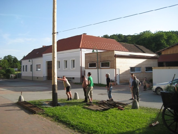 http://www.jormannsdorf.at/ff/bildergalerie/cache/vs_2010_06_11%20Maibaumumschnitt_Photos%20020.jpg