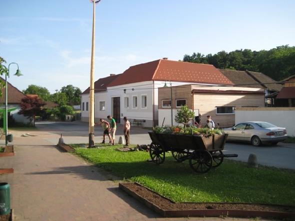 http://www.jormannsdorf.at/ff/bildergalerie/cache/vs_2010_06_11%20Maibaumumschnitt_Photos%20021.jpg