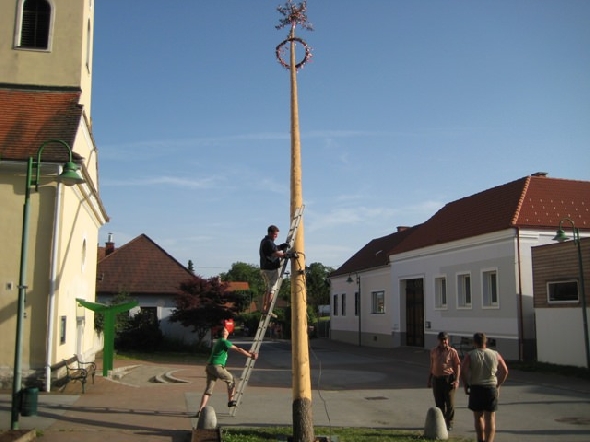 http://www.jormannsdorf.at/ff/bildergalerie/cache/vs_2010_06_11%20Maibaumumschnitt_Photos%20024.jpg