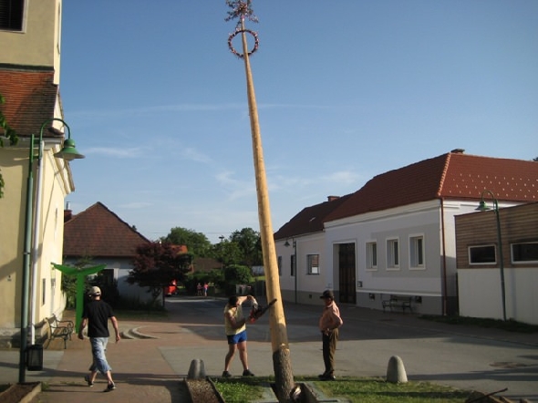 http://www.jormannsdorf.at/ff/bildergalerie/cache/vs_2010_06_11%20Maibaumumschnitt_Photos%20026.jpg