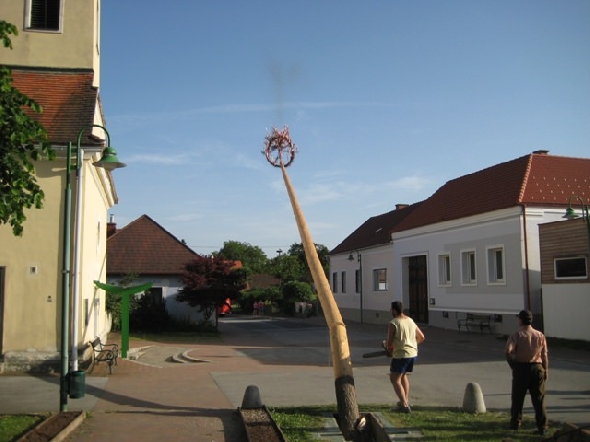 http://www.jormannsdorf.at/ff/bildergalerie/cache/vs_2010_06_11%20Maibaumumschnitt_Photos%20028.jpg