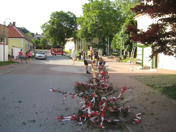 http://www.jormannsdorf.at/ff/bildergalerie/cache/vs_2010_06_11%20Maibaumumschnitt_Photos%20033.jpg