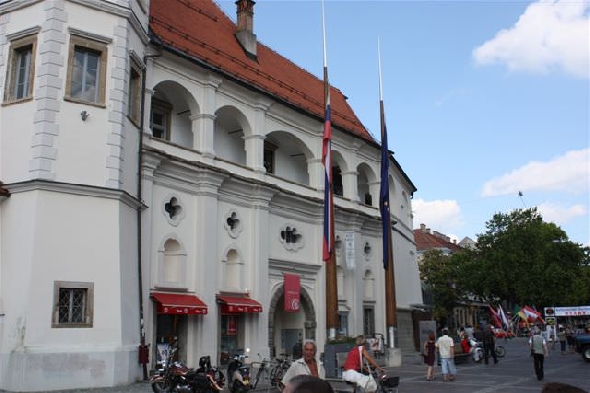 http://www.jormannsdorf.at/ff/bildergalerie/cache/vs_2010_08_21%20Feuerwehr%20Ausflug_Foto%201%20100.jpg