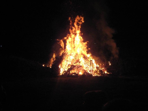 http://www.jormannsdorf.at/ff/bildergalerie/cache/vs_2011_04_23%20Osterfeuer_Div%20232.jpg