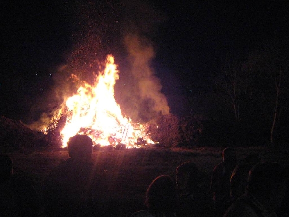 http://www.jormannsdorf.at/ff/bildergalerie/cache/vs_2011_04_23%20Osterfeuer_Div%20236.jpg