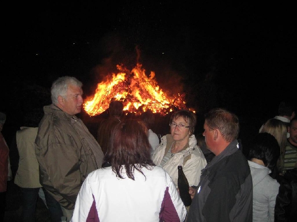 http://www.jormannsdorf.at/ff/bildergalerie/cache/vs_2011_04_23%20Osterfeuer_Div%20238.jpg