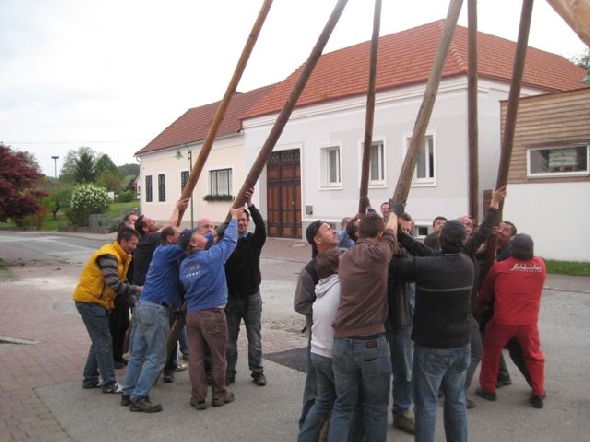 http://www.jormannsdorf.at/ff/bildergalerie/cache/vs_2011_04_30%20%20Maibaum_IMG_5583.jpg