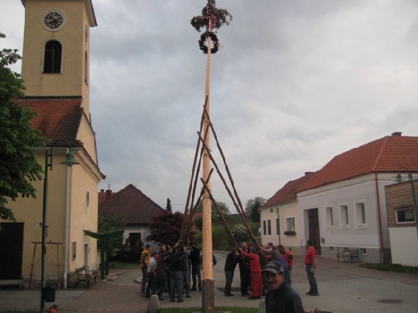 http://www.jormannsdorf.at/ff/bildergalerie/cache/vs_2011_04_30%20%20Maibaum_IMG_5584.jpg