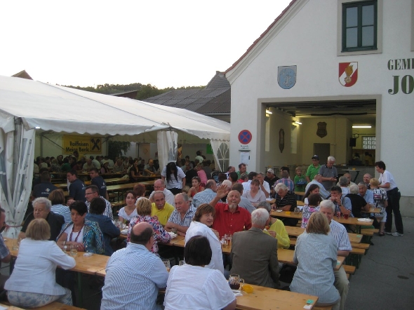 http://www.jormannsdorf.at/ff/bildergalerie/cache/vs_2013_08_17_%20Daemmerschoppen%20%20Jormannsdorf_IMG_9005.jpg