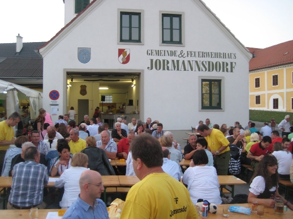 http://www.jormannsdorf.at/ff/bildergalerie/cache/vs_2013_08_17_%20Daemmerschoppen%20%20Jormannsdorf_IMG_9008.jpg
