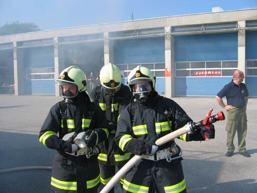 http://www.jormannsdorf.at/ff/uebungen/cache/vs_2004%20ATS-Container_atsow006.jpg