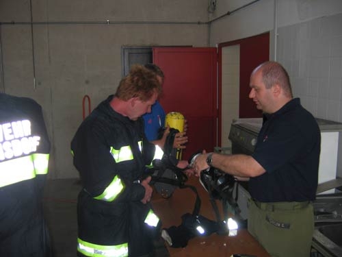 http://www.jormannsdorf.at/ff/uebungen/cache/vs_2004%20ATS-Container_atsow010.jpg