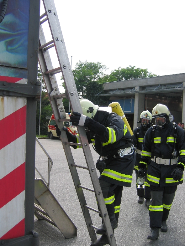 http://www.jormannsdorf.at/ff/uebungen/cache/vs_2005%20ATS-Container_IMG_1801.JPG