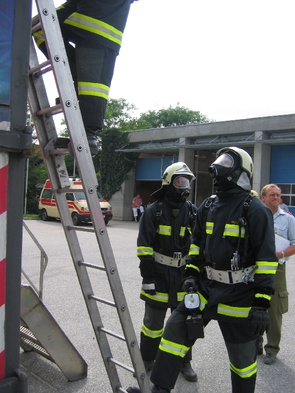 http://www.jormannsdorf.at/ff/uebungen/cache/vs_2005%20ATS-Container_IMG_1802.JPG