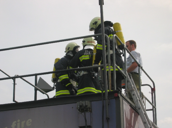 http://www.jormannsdorf.at/ff/uebungen/cache/vs_2005%20ATS-Container_IMG_1806.JPG